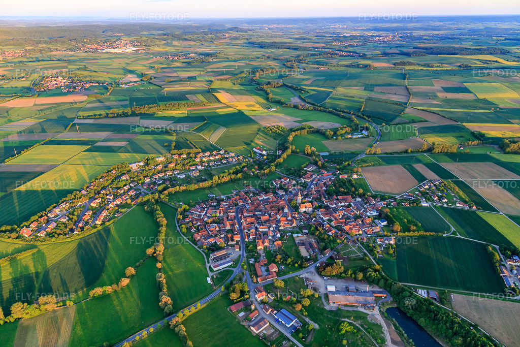 Luftbild: Ortsansicht aus Norden im Ortsteil Rügheim in Hofheim im Bundesland Bayern in Deutschland. Foto: IMG_100201.jpg vom 26.05.2017 durch Werner Riehm/FLY-FOTO.de