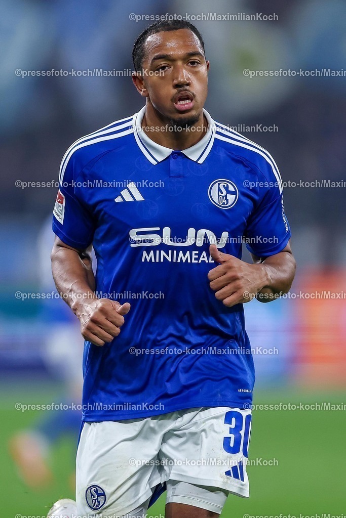 S0401022502144 | 01.02.2025, Fußball, FC Schalke 04 - 1. FC Magdeburg, 2.. Fußball Bundesliga, 20. Spieltag, Veltins-Arena Gelsenkirchen, Saison 2024 2025: Torwart Noah Kruth (1.FC Magdeburg #30)DFB regulations prohibit any use of photographs as image sequences and or quasi-video.