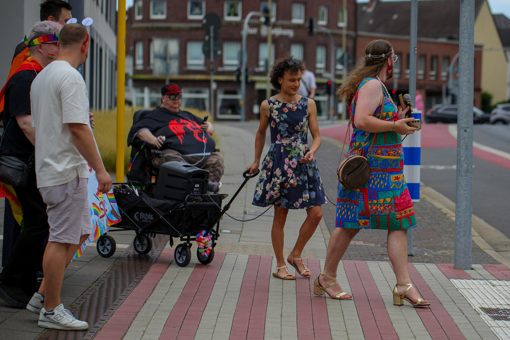 CSD_Moers_190725_158 | Bildergalerie von Sport-Ereignissen aber auch von weiteren spannenden Dingen - nicht nur vom Niederrhein. In Anlehnung an den bekannten Spruch von Hanns Dieter Hüsch heißt das Motto: "Niederrhein ist überall".  - Realisiert mit Pictrs.com