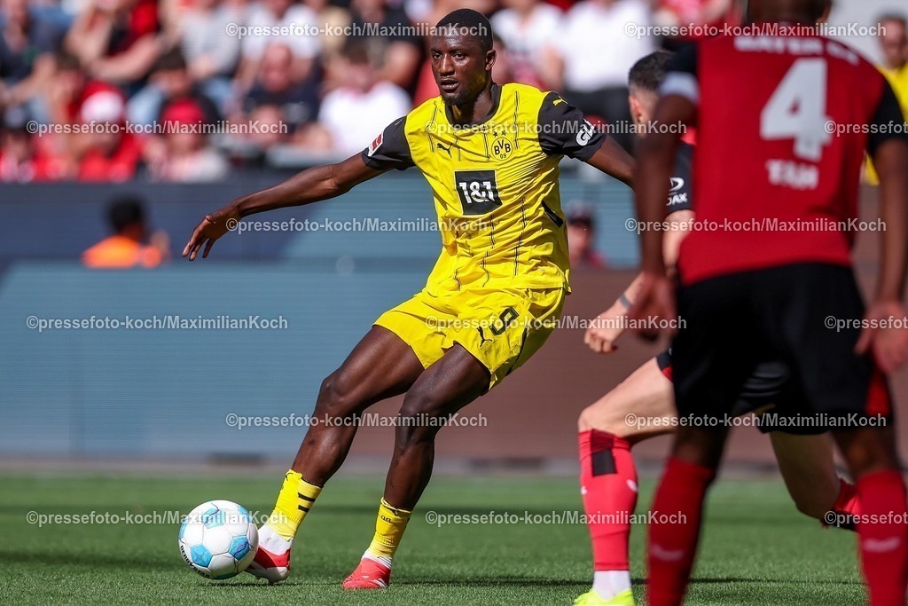 B0411052501056 | 11.05.2025, Fußball, Bayer 04 Leverkusen - Borussia Dortmund, 1. Fußball Bundesliga, 33. Spieltag, BayArena, Saison 2024 2025: Serhou Guirassy (BVB #9) im Zweikampf gegen Jonathan Tah (Bayer04 Leverkusen #4) DFB regulations prohibit any use of photographs as image sequences and or quasi-video.