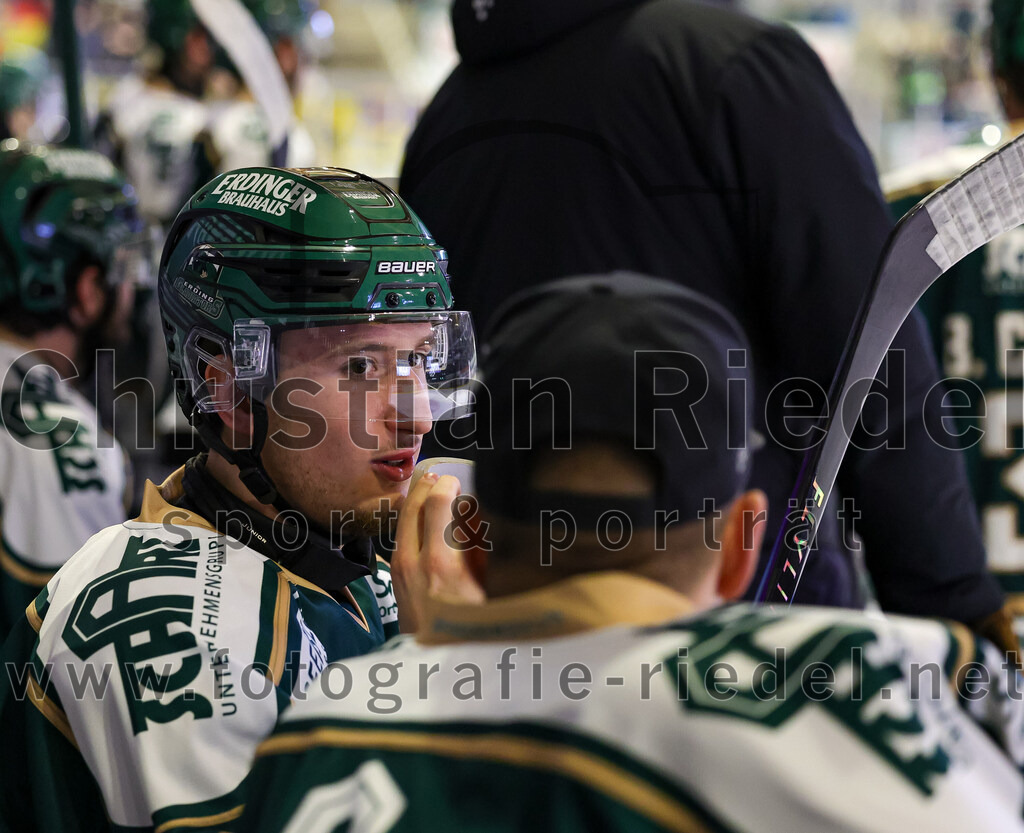 2025-12-05_130_TSV_Erding_gegen_Stuttgart_Rebels | Erding, Deutschland, 05.12.2025:Eishockey, Oberliga Süd 2025 / 2026, 23. Spieltag, TSV Erding gegen Stuttgart Rebels, Endergebnis: 5:6Björn Salhi (Erding Gladiators, #13), Torwart David Zabolotny (Erding Gladiators, #72)Foto: Christian Riedel / fotografie-riedel.net