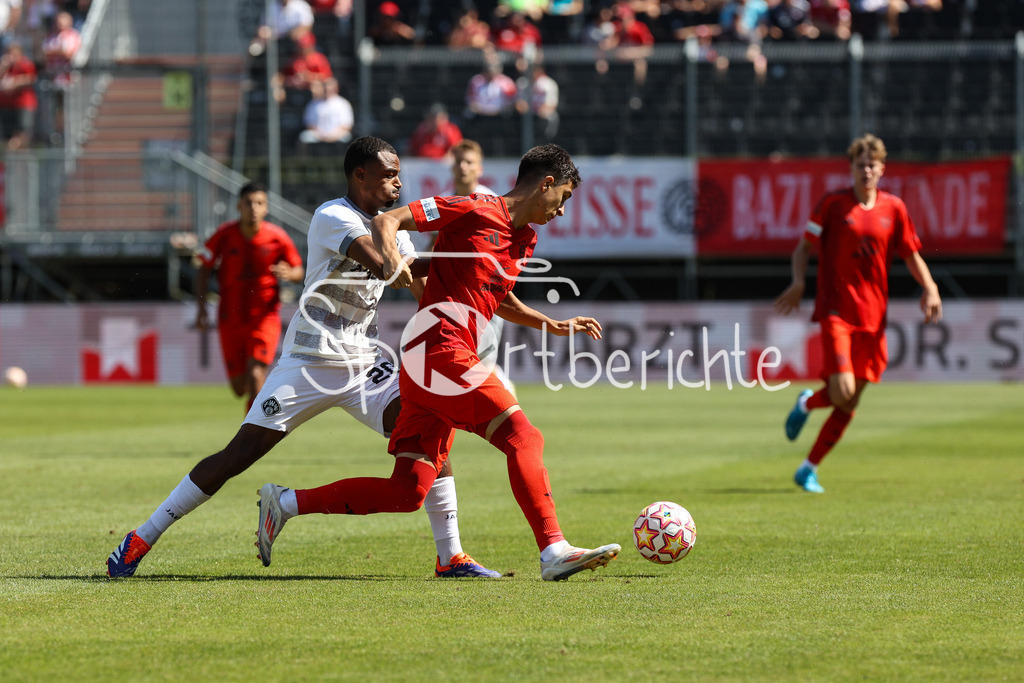 FC Würzburger Kickers - FC Bayern Amateure | Im Duell Fabrice MONTCHEU (Würzburger Kickers #20) und Adin LICINA (FC Bayern München II #9) / Zweikampf / Regionalliga Bayern: FC Würzburger Kickers - FC Bayern München II, AKON Arena am 24.08.2024