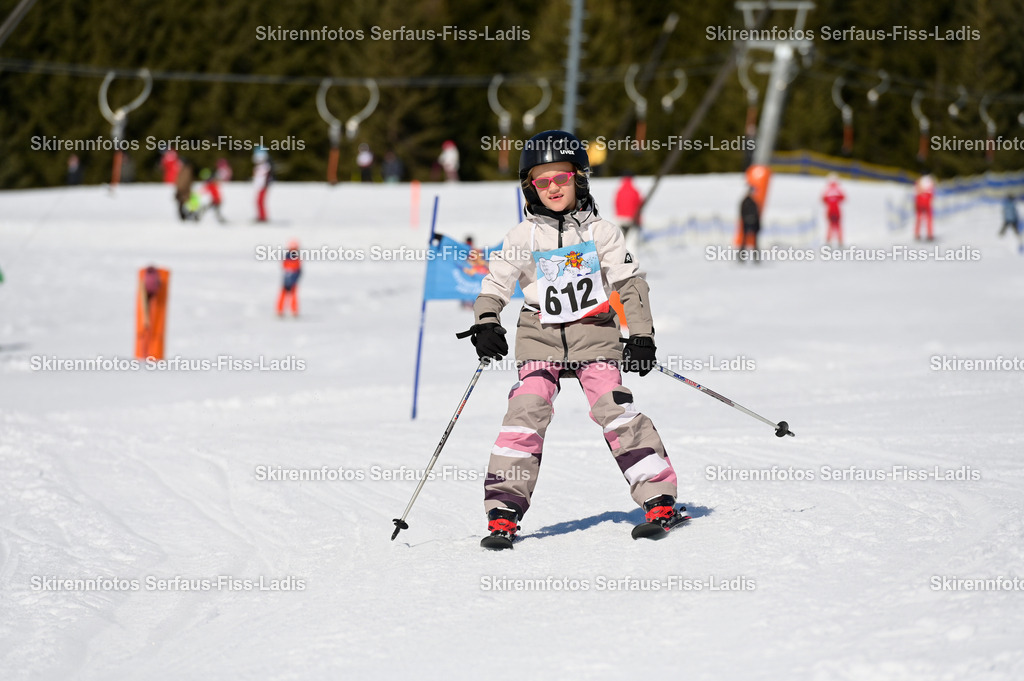 SRF_27.02.2026_668 | Skirennfotos,Serfaus,Fiss,Ladis,Kinderskirennen,Winter,Tirol,Oberland,skirace,SFL,feelfree,weil wir's genießen,ski,Ski,skifahren,Sonnenplateau, - Realisiert mit Pictrs.com