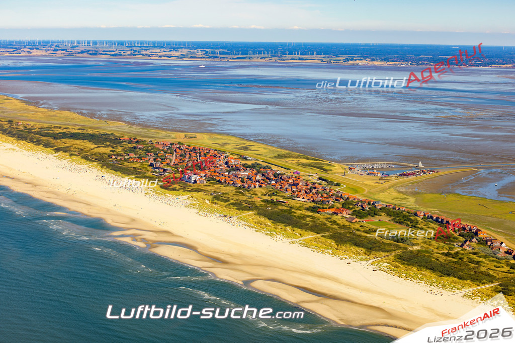 Aktuelles Luftbild von  Juist - Die Luftaufnahme wurde 2022 mittels UL-Flugzeug erstellt ( keine Drohne ) - hochauflösende Kamera-Systeme von  Canon -Beste Qualität - Für grossformatige Ausdrucke geeignet. Die Geschenkidee !