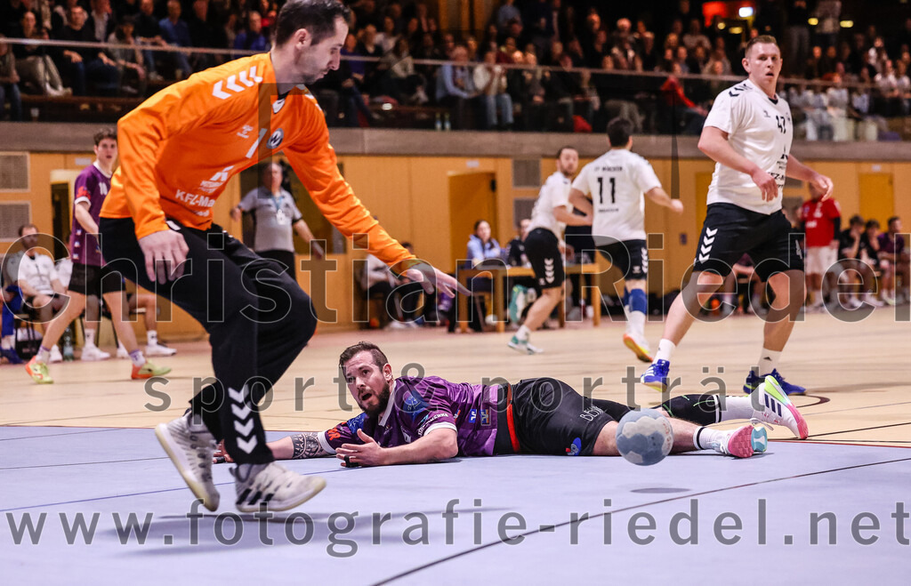 2025-02-15_068_SpVgg_Altenerding_gegen_SVW_Burghausen | Erding, Deutschland, 15.02.2025:Handball, Bezirksoberliga Männer 2024 / 2025, 16. Spieltag, SpVgg Altenerding gegen SVW Burghausen, Endergebnis: 32:31Torwart Almin Bojic (SVW Burghausen, #1), Sebastian Forster (SpVgg Altenerding, #13), Christian Schreyer (SVW Burghausen, #47)Foto: Christian Riedel / fotografie-riedel.net