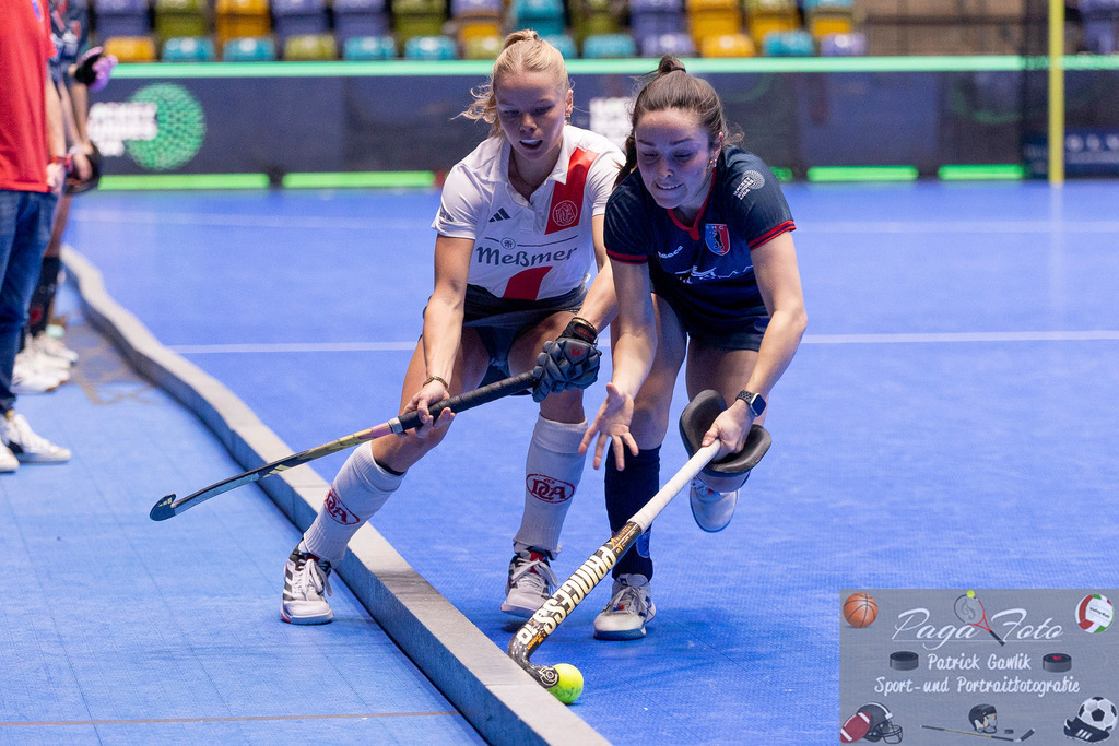 Volvo E.R.B. Final 4 Halbfinale Frauen: Der Club an der Alster - Berlienr HC, 25.01.2025 | Emma Davidsmeyer (Der Club an der Alster #9) &amp; Stefanie Wendt (Berliner HC #3) im Kampf um den Ball, Der Club an der Alster - Berliner HC, Frankfurt, Süwag Arena, 25.1.2025 - Realisiert mit Pictrs.com