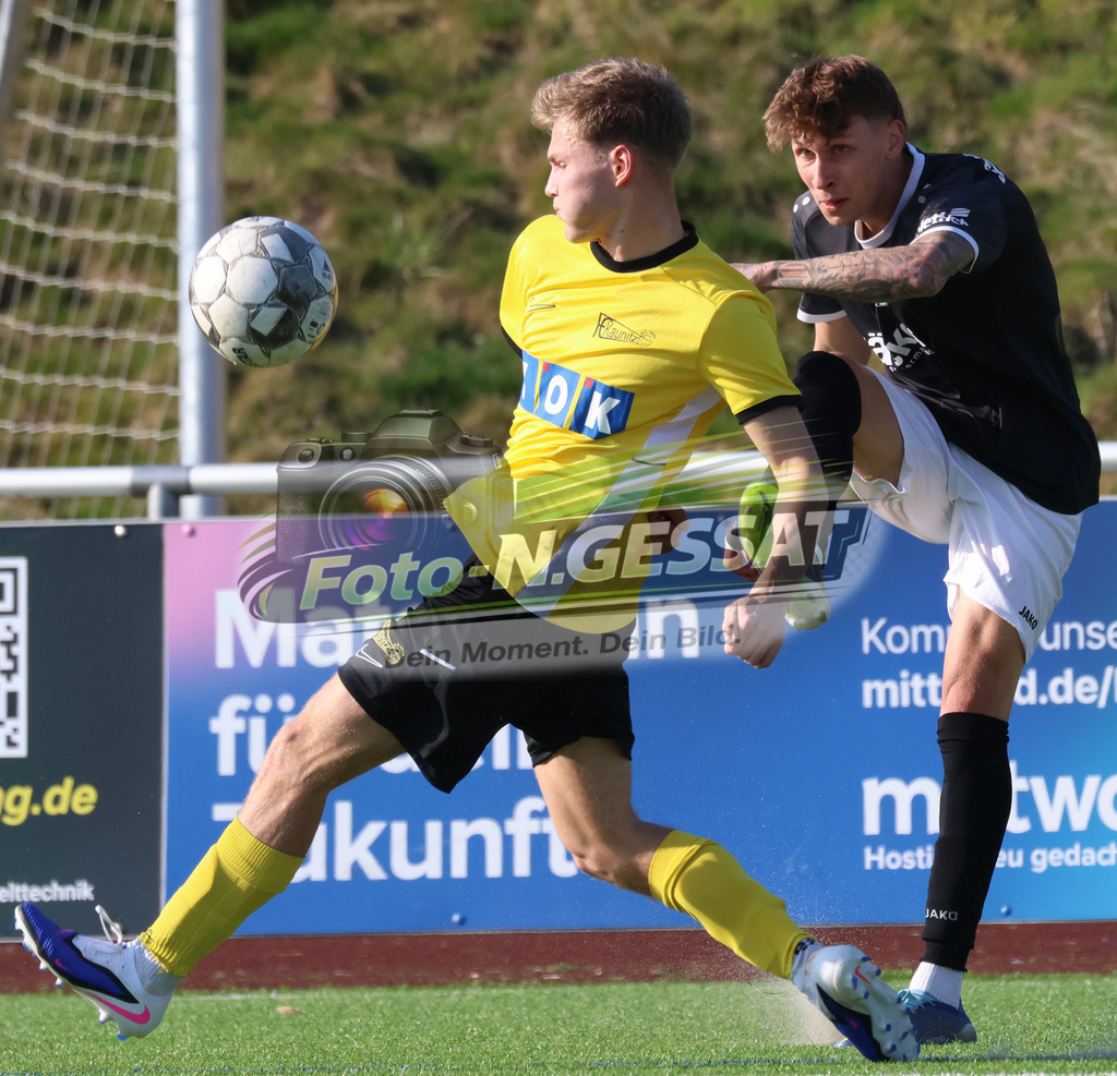 SV Rödinghausen II, FC Kaunitz | Auf dem Bild zu sehen: schwarz SV Rödinghausen II: Simon Breuer ; gelb FC Kaunitz: Silas HartkämperSV Rödinghausen II, FC Kaunitz, Saison 25/26, Westfalenliga, Deutschland - Realisiert mit Pictrs.com