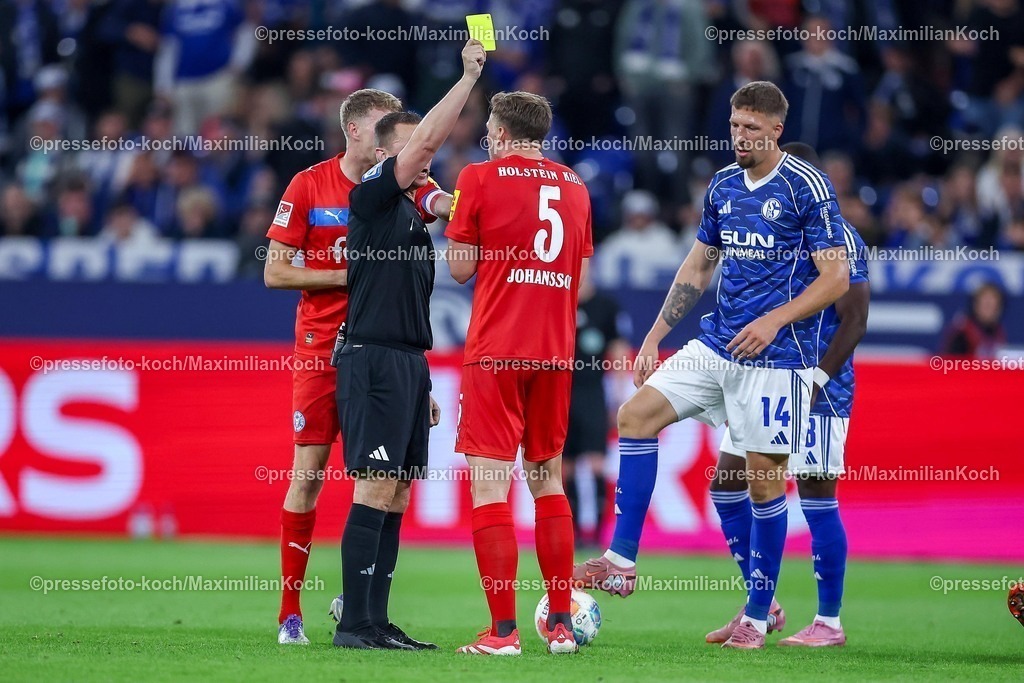 S0413092501184 | 13.09.2025, Fußball, FC Schalke 04 - Holstein Kiel, 5.Spieltag, 2. Fußball Bundesliga, Veltins-Arena Gelsenkirchen, Saison 2025 2026: Schiedsrichter Robert Kampka zeigt Carl Johansson (Holstein Kiel #05) die Gelbe Karte nach seiner Diskussion DFB regulations prohibit any use of photographs as image sequences and or quasi-video.