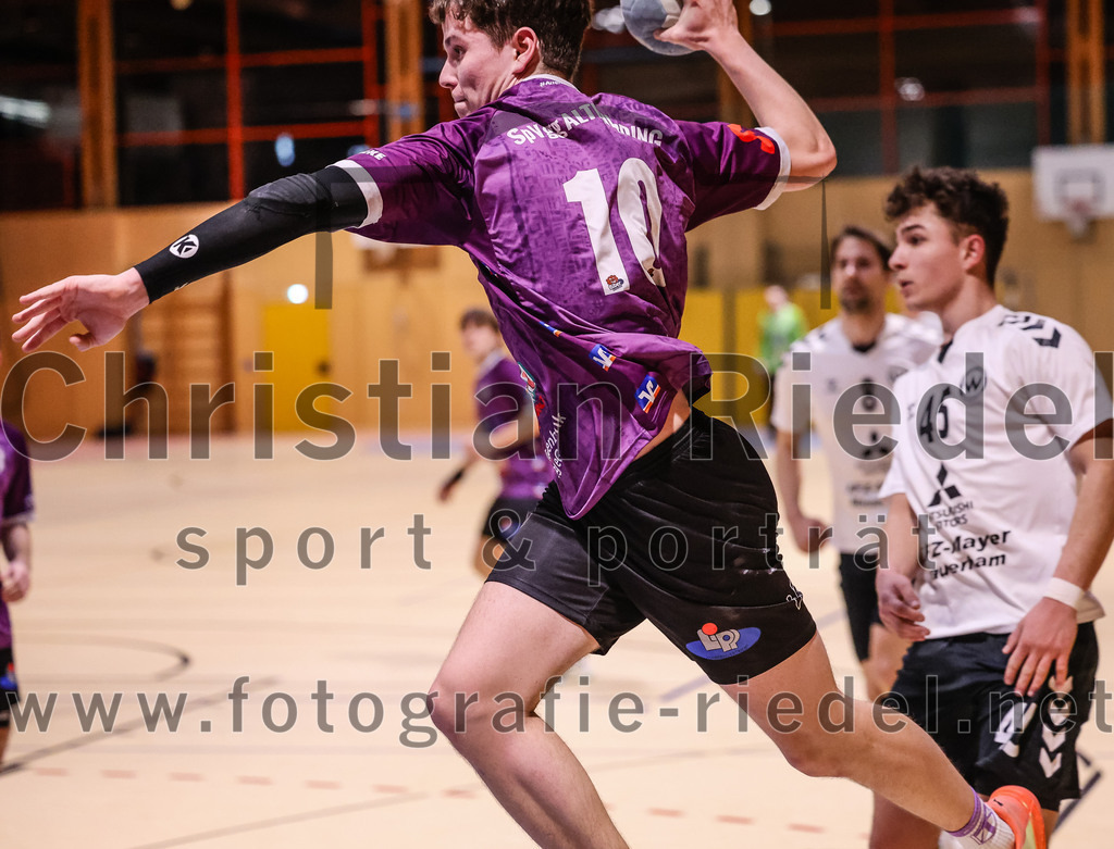 2025-02-15_073_SpVgg_Altenerding_gegen_SVW_Burghausen | Erding, Deutschland, 15.02.2025:Handball, Bezirksoberliga Männer 2024 / 2025, 16. Spieltag, SpVgg Altenerding gegen SVW Burghausen, Endergebnis: 32:31Tim Steininger (SpVgg Altenerding, #10), Florian Staudhammer (SVW Burghausen, #45)Foto: Christian Riedel / fotografie-riedel.net