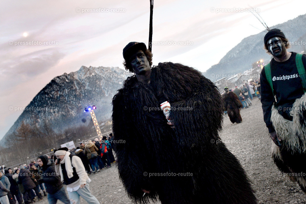 news-2022-Dez03-Krampusumzug-Reutte-WTV_5518 | Info aus dem Bezirk Reutte/Ausserfern Tirol sowie eine umfangreiche Bilddatenbank über die gesamte Region: Lechtal, Talkessel Reutte, Tannheimertal, Zwischentoren. Lech, Plansee, Zugspitze, Grenztunnel, B179, Fernpassstraße, Verkehr, Lawinen, Tradition, - Realisiert mit Pictrs.com