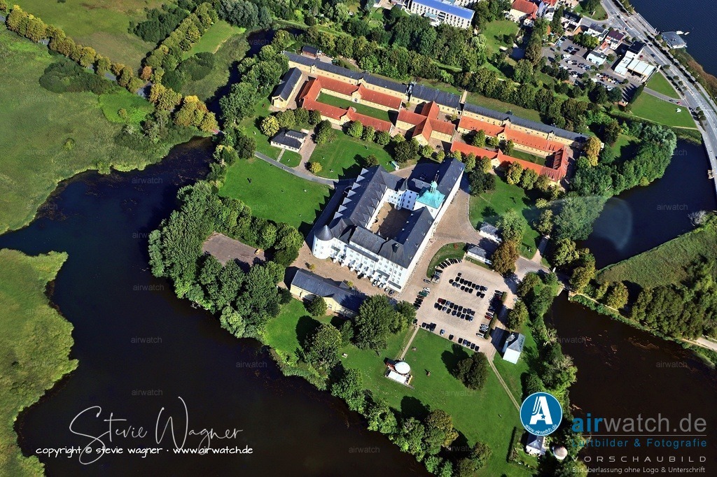 Luftbilder Ostseefjord Schlei, Schloss Gottorf, Anflug Westen | Schloss Gottorf in Schleswig: Für Besucher sind das gesamte Areal und eine große Anzahl der Innenräume zugänglich. Ein Teil der ursprünglichen Einrichtung des Schlosses ist erhalten und kann im Rahmen der Museumsrundgänge besichtigt werden.