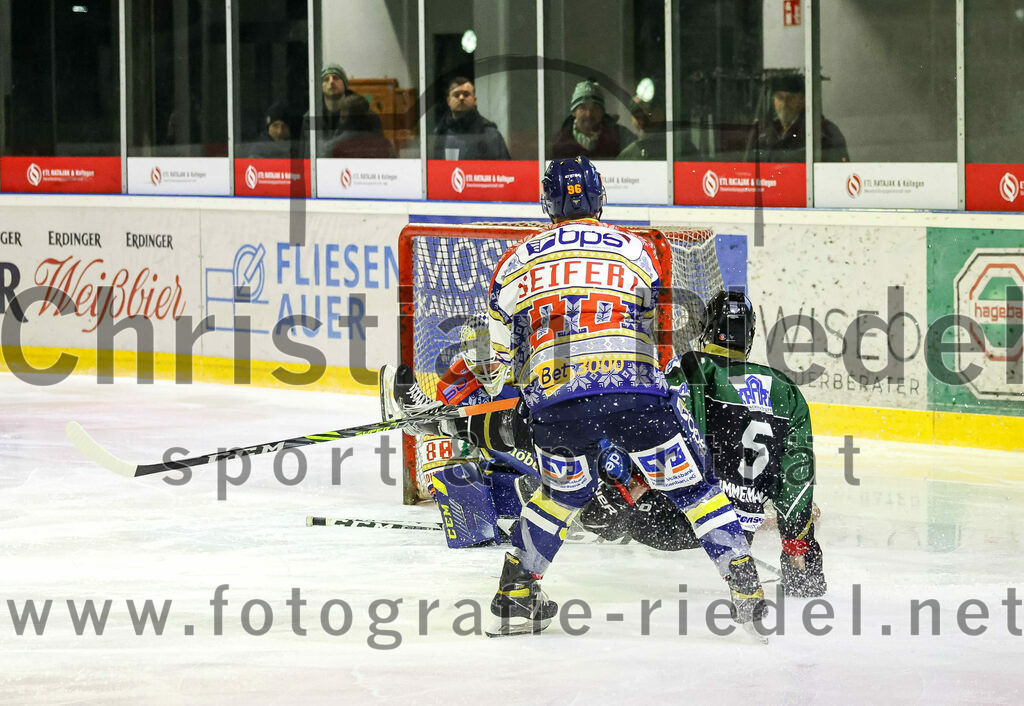 2022-12-09_101_TSV_Erding_gegen_EHC_Waldkraiburg | Erding, Deutschland, 09.12.2022:
Eishockey, Bayernliga 2022 / 2023, 19. Spieltag, TSV Erding gegen EHC Waldkraiburg, Endergebnis: 9:2

Philipp Seifert (EHC Waldkraiburg, #96), Florian Zimmermann (Erding Gladiators, #5)

Foto: Christian Riedel / fotografie-riedel.net
