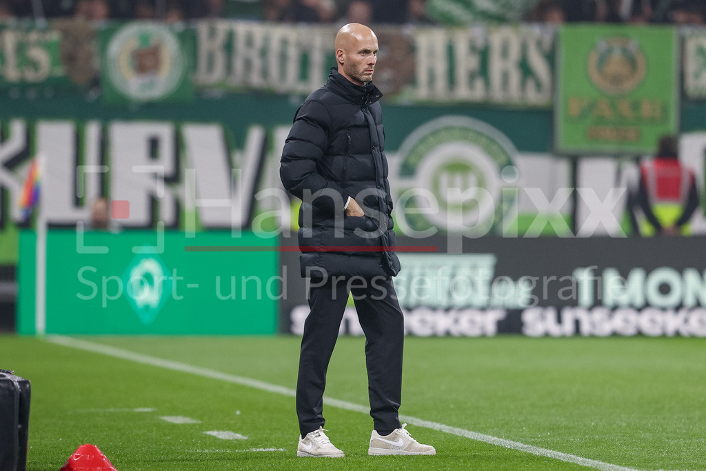 Fussball, Bundesliga, SV Werder Bremen - VfL Wolfsburg | Paul Simonis (Trainer, VfL Wolfsburg), DIE DFL-RICHTLINIEN UNTERSAGEN JEGLICHE NUTZUNG VON FOTOS ALS SEQUENZBILDER UND/ODER VIDEOÄHNLICHE FOTOSTRECKEN. DFL REGULATIONS PROHIBIT ANY USE OF PHOTOGRAPHS AS IMAGE SEQUENCES AND/OR QUASI-VIDEO.