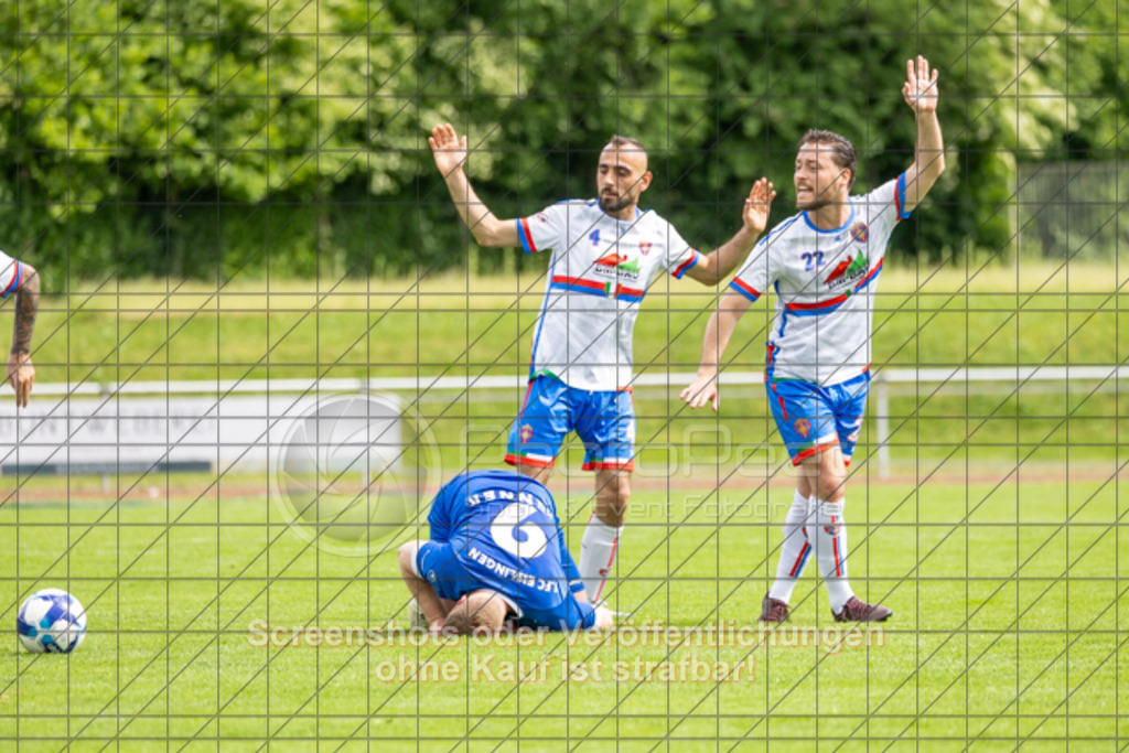 20250601_154330_0236 | #,1.FC Eislingen (blau) vs. AC Catania Kirchheim (weiß), Fußball, Bezirksliga - Bezirk Neckar/Fils, 29. Spieltag, Saison 2024/2025, Rasenplatz, Eichbachstation, Haldenstraße, 73054 Eislingen, 01.06.2025 - 15:00 Uhr,Foto: PhotoPeet-Sportfotografie/Peter Harich