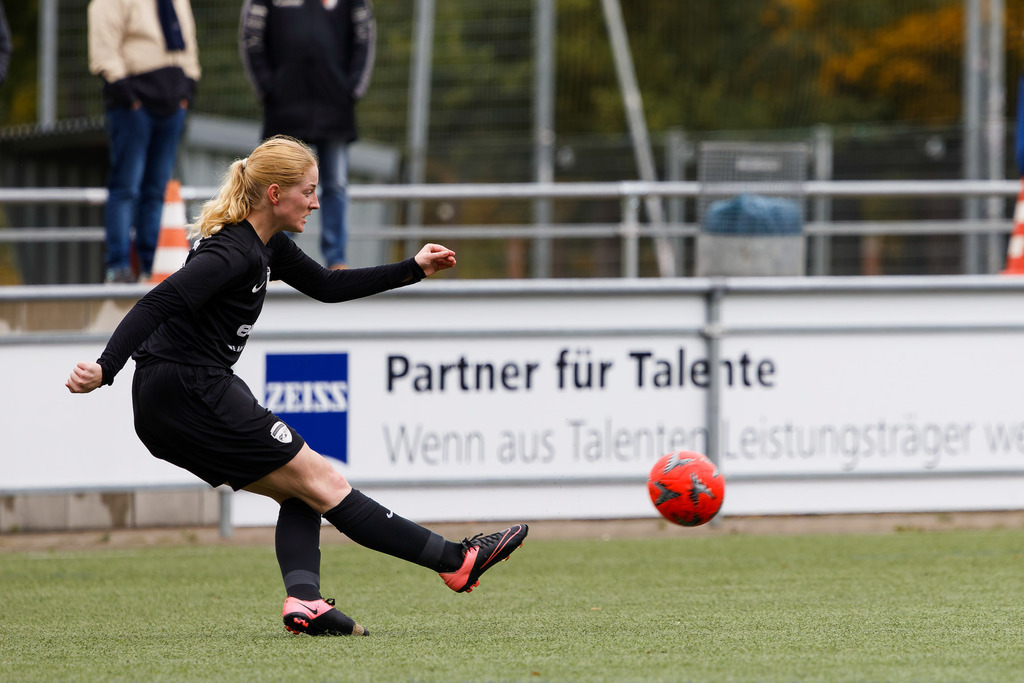 FCHHOH_251005_7932 | 1.FC Heidenheim 1846 II vs. SGM Hohenmemmingen/Sontheim, Fußball, Frauen, Bezirksliga, 2025/2026, 4. Spieltag, 05.10.2025 in Heidenheim, Kunstrasen b. Voith-Arena West(Foto: Michael Bulling) - Realisiert mit Pictrs.com