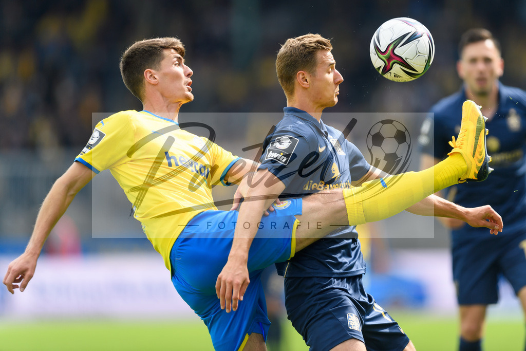 EBSTSV20210828_020 | Fussball, Herren: Danilo Wiebe (Eintracht Braunschweig) und Dennis Dressel (TSV 1860 Muenchen) im Zweikampf beim Spiel der 3. Liga zwischen Eintracht Braunschweig und TSV 1860 Muenchen im Eintracht-Stadion am 28.08.2021 in Braunschweig, Deutschland.DFB / DFL REGULATIONS PROHIBIT ANY USE OF PHOTOGRAPHS AS IMAGE SEQUENCES AND/OR QUASI-VIDEO. - Realisiert mit Pictrs.com