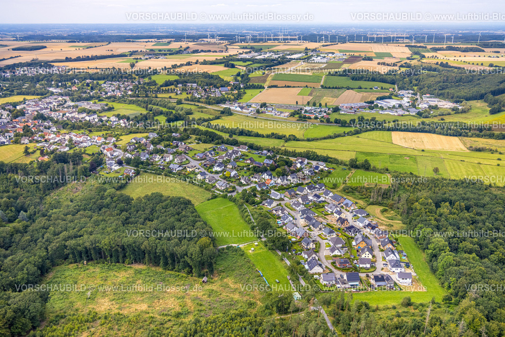 Warstein240713422Belecke | Luftbild, Einfamilienhaus Wohngebiet Wohnsiedlung Vor der Unsohle, Wiesen und Felder, hinten  mit Windräder Windpark, Belecke, Warstein, Sauerland, Nordrhein-Westfalen, Deutschland