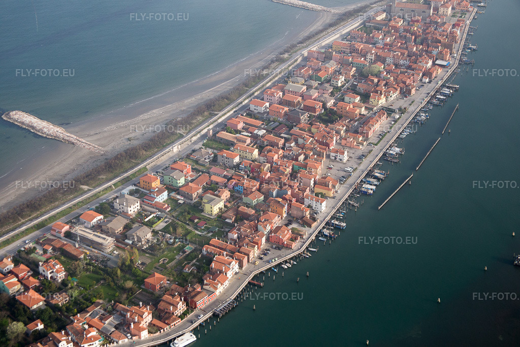 Vue aérienne: Vue de la ville sur la côte méditerranéenne à San Vito dans le département Vénétie, Italie.Photo: IMG_087556.jpg prise le 06/04/2016 par Werner Riehm/FLY-FOTO.euRésolution de l'original: 5472 x 3648 px