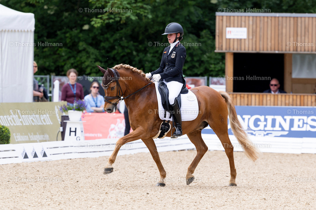 TH_525 Dobbi Dobsen_ Lilli von Helldorff_29177 | Al Shiraàa Deutsches Spring- und Dressur-Derby 2025 am 30.05.25 in Hamburg, Thomas Hellmann, 525 Dobbi Dobsen, Lilli von Helldorff