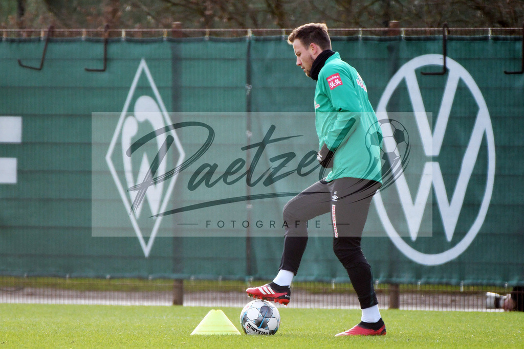 20200212_TRASVW_0010 | Fussball, Herren: Philipp Bargfrede (Werder Bremen) in Aktion, am Ball, Einzelaktion waehrend der Trainingseinheit des SV Werder Bremen auf dem wohninvest Weserstadion Trainingsplatz am 12.02.2020 in Bremen, Deutschland. - Realisiert mit Pictrs.com