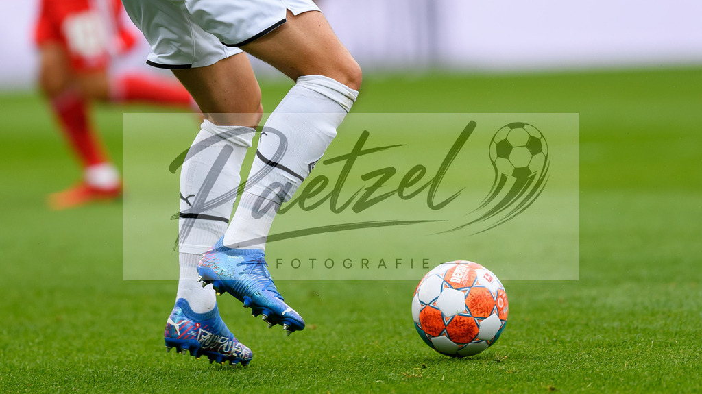 FCUBMG20210829_113 | Fussball, Herren: . Ball am Fuss beim Spiel der 1. Bundesliga zwischen 1. FC Union Berlin und Borussia Moenchengladbach im Stadion An der Alten Foersterei am 29.08.2021 in Berlin, Deutschland. - Realisiert mit Pictrs.com