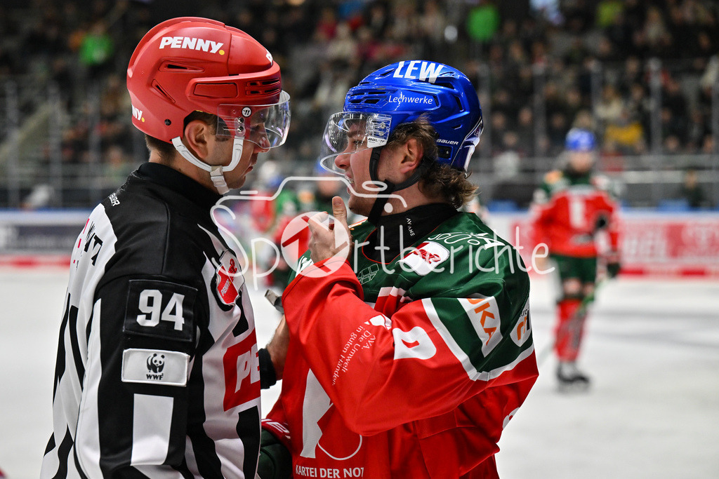 Augsburger Panther - Düsseldorfer EG | Linienrichter Patrick LAGUZOV schaut sich die Verletzung von Justin VOLEK (Augsburger Panther #9) an / DEL: Augsburger Panther - Düsseldorfer EG, Curt Frenzel Stadion am 13.12.2024