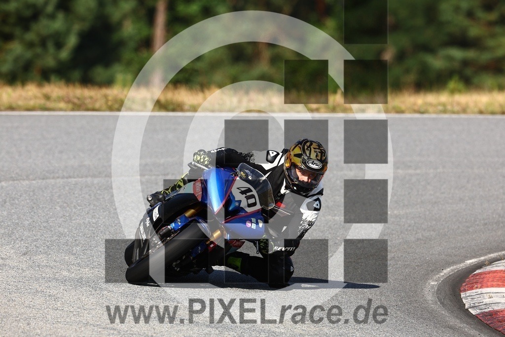 0040-20240805_00105 | Schöne Erinnerungen an spannende Momente - das festzuhalten ist unser Job. PIXELrace.de ist seit 2003 auf den Rennstrecken Europas unterwegs um die Action draußen beim Fahren und die wunderbare Stimmung imm Fahrerlager für euch einzufangen.
