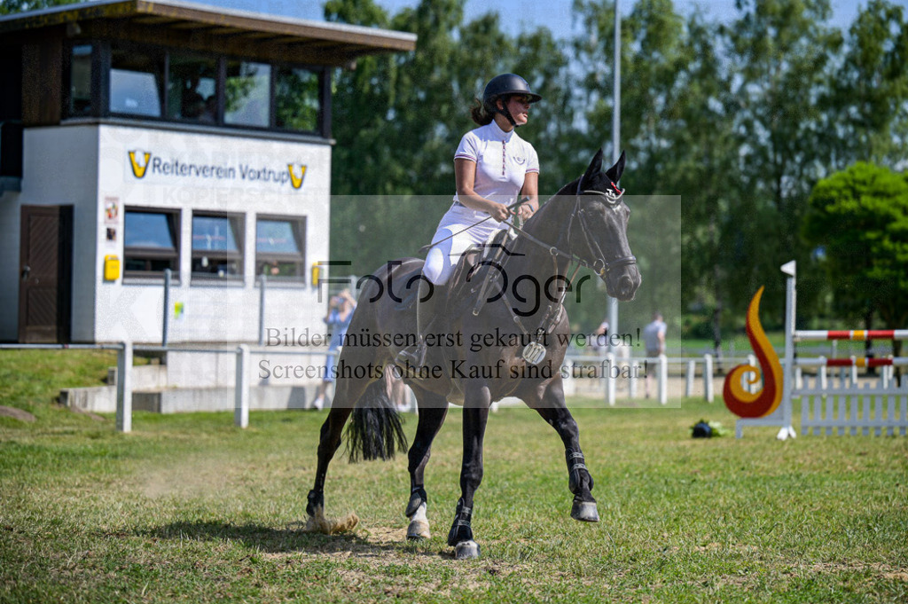 Reitturnier Voxtrup | Entdecke hochwertige Reitturnierfotos von Foto Oger. Professionell, emotional und authentisch – jetzt Lieblingsmomente im Shop bestellen.Deutschlandweite Turnierfotografie. - Realisiert mit Pictrs.com