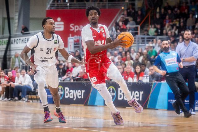 Barmer 2. Basketball Bundesliga ProA: Bayer Giants Leverkusen vs. RheinStars Koeln, 04.04.26 | Leverkusen, 04.04.26 - John Williams Jr. (Bayer Giants Leverkusen, 21) und Kenny Andre Baptiste (RheinStars Köln, 39) während des Spiels der Barmer 2. Basketball Bundesliga ProA: Bayer Giants Leverkusen vs. RheinStars Koeln in der Ostermann Arena in Leverkusen.