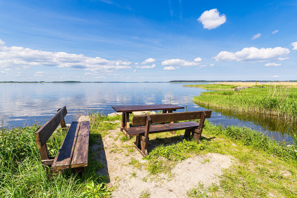 Sitzbank am Achterwasser bei Warthe auf der Insel Usedom | Sitzbank am Achterwasser bei Warthe auf der Insel Usedom.