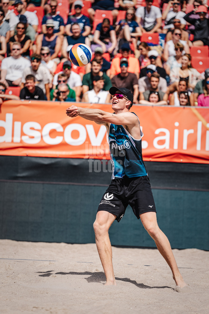 Beachvolleyball | Männer  | Allianz German Beach Tour 2024 | Tourstop Kühlungsborn | 10.08.2024 | Philipp Huster spielt den Ball