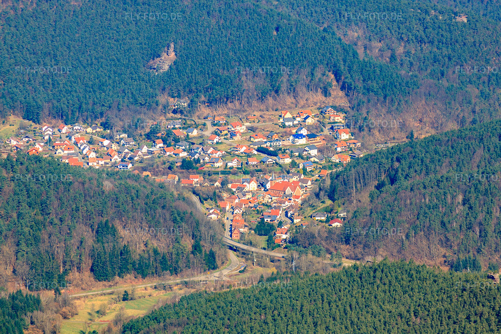 Luftbild: Dorf im Pfälzerwald aus Süden in Lug im Bundesland Rheinland-Pfalz in Deutschland. Foto: IMG_38380.jpg vom 20.03.2011 durch Werner Riehm/FLY-FOTO.de