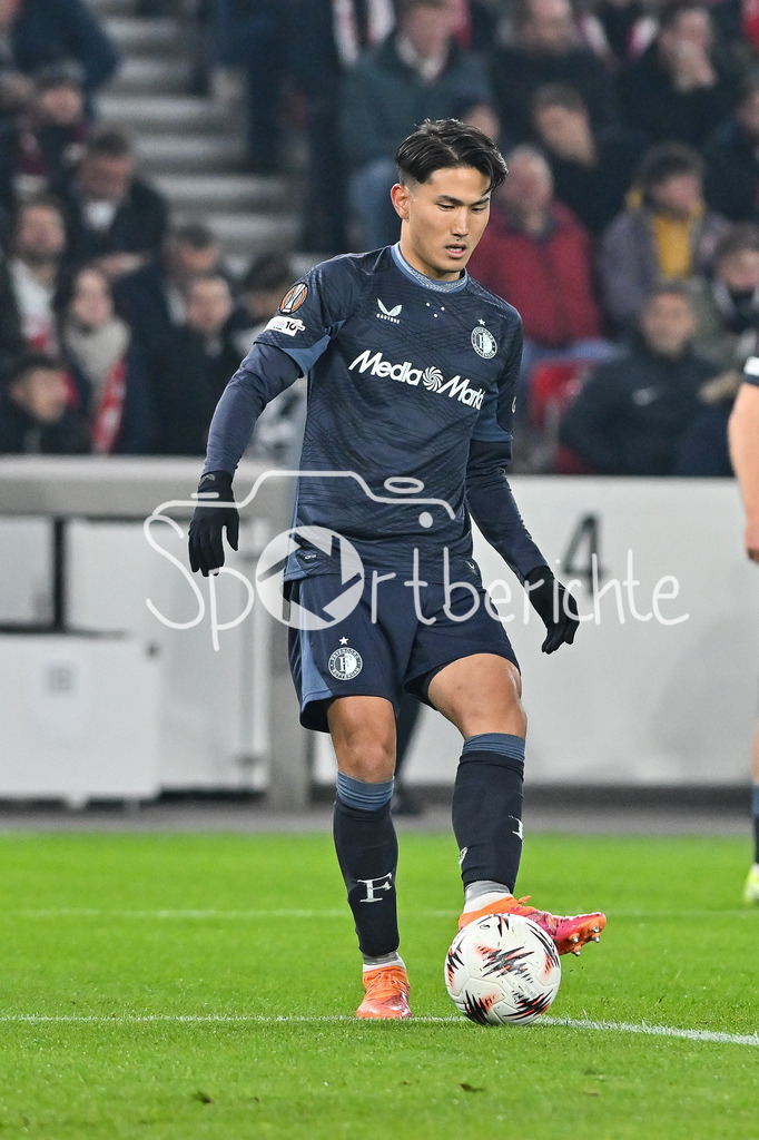 VfB Stuttgart - Feyenoord Rotterdam | STUTTGART, DEUTSCHLAND - 6. NOVEMBER: am Ball Tsuoshi WATANABE (Feyenoord Rotterdam 4) / Einzelfoto / Freisteller beim Ligaspiel zwischen dem VfB Stuttgart und Feyenoord Rotterdam am 4. Spieltag der Europa League in der MHP-Arena am 06.11.2025