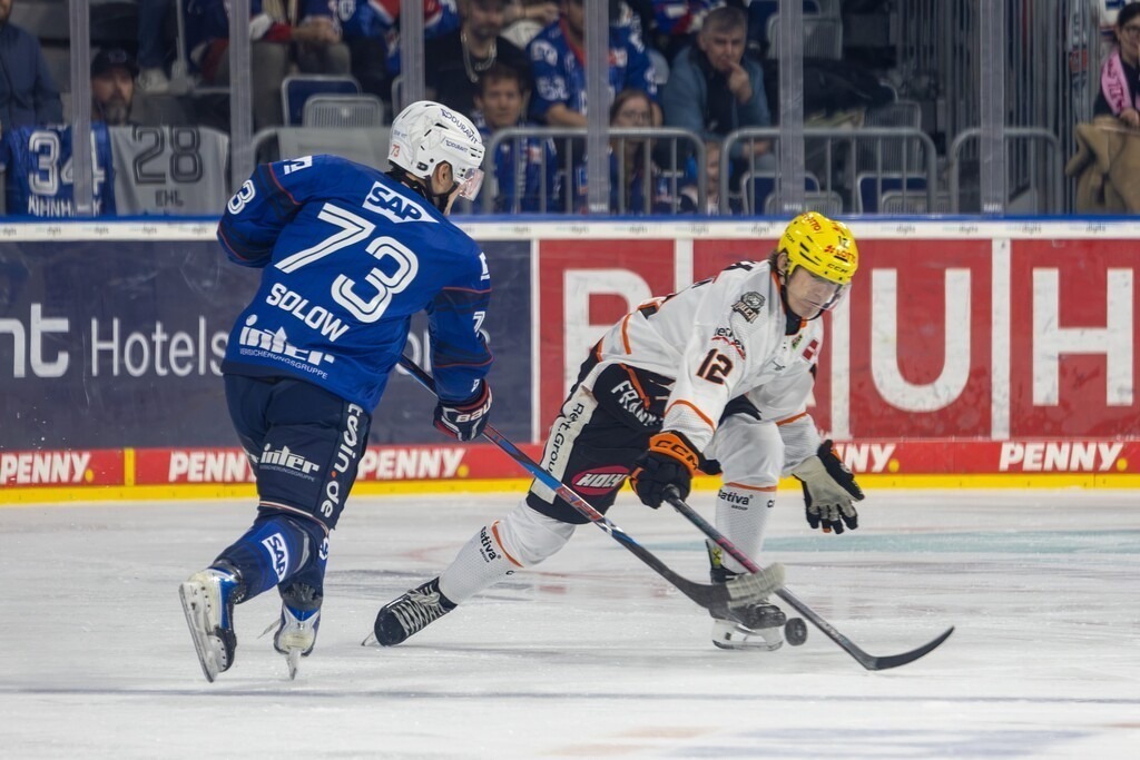 DEL, Deutsche Eishockey Liga Saison 2026/27, 11. Spieltag: Adler Mannheim gegen Löwen Frankfurt | DEL, Deutsche Eishockey Liga Saison 2026/27, 11. Spieltag: Adler Mannheim gegen Löwen Frankfurt / Bild: Zachary Solow (73, Mannheim) und Noah Dunham (12, Frankfurt) - Realisiert mit Pictrs.com