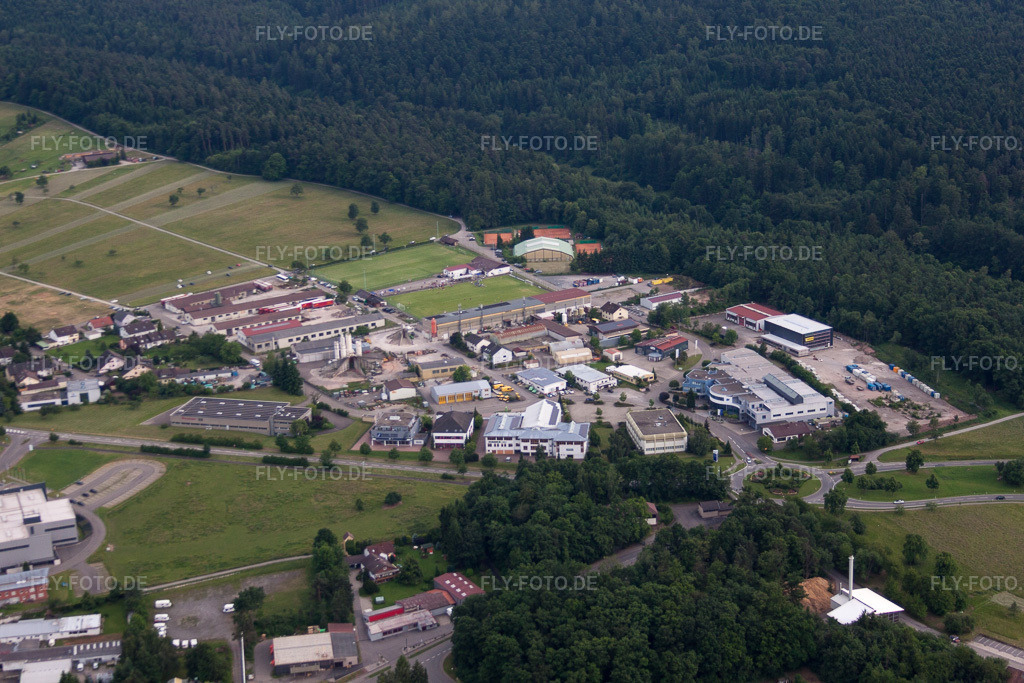 Luftbild: Industriegebiet Liebigweg im Ortsteil Conweiler in Straubenhardt im Bundesland Baden-Württemberg in Deutschland. Foto: IMG_66770.jpg vom 07.06.2014 durch Werner Riehm/FLY-FOTO.de