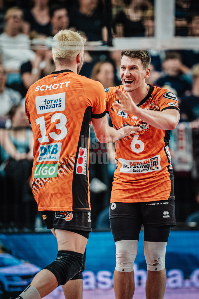 Volleyball | Herren | Saison 2024/2025 | 1. Volleyball Bundesliga Männer | Finale | SVG Lüneburg vs. BERLIN RECYCLING Volleys | 01.05.2025 | v.l. Ruben Schott (#13, Berlin Recycling Volleys) und Johannes Tille (#6, Berlin Recycling Volleys) jubeln