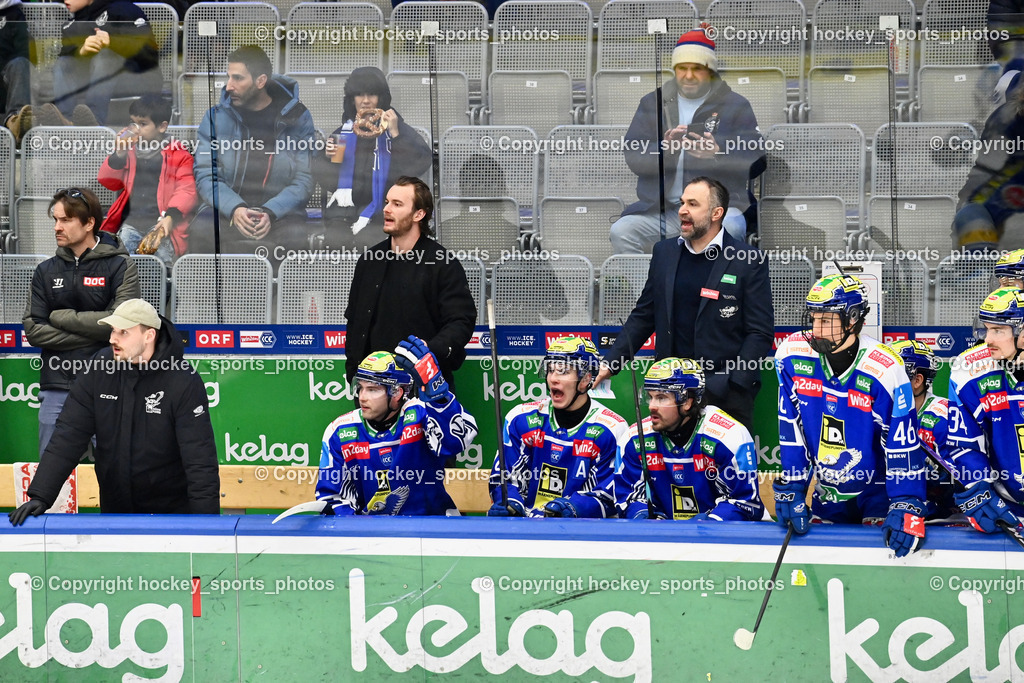 EC IDM Wärmepumpen VSV vs. Vienna Capitals | Spielerbank EC VSV, #9 Alexander Rauchenwald EC VSV, Pierre Allard Headcoach EC VSV, EC IDM Wärmepumpen VSV vs. Vienna Capitals, EC IDM Wärmepumpen VSV vs. Vienna Capitals am 28.01.2026 in Villach (Stadthalle Villach), Austria, (Photo by Bernd Stefan)