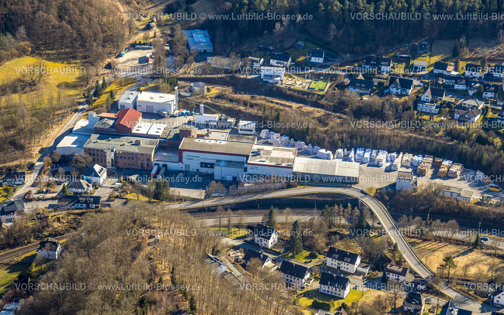 Kirchhundem250308530Hofolpe | Luftbild, Grünewald Papier Werksgelände, Ortsansicht und geschwungene Antoniusstraße mit Brücke über die Bundesstraße B517 in Hofolpe, Kirchhundem, Sauerland, Nordrhein-Westfalen, Deutschland