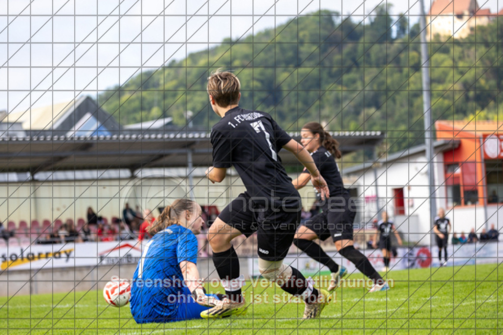 20250928_143242_0536 | #,1.FC Donzdorf (schwarz) vs. TV Derendingen (rot), Fussball, Frauen-Verbandsliga Württemberg, 03. Spieltag, Saison 2025/2026, Rasenplatz Lautertal Stadion, Süßener Straße 16, 73072 Donzdorf, 28.09.2025 - 13:00 Uhr,Foto: PhotoPeet-Sportfotografie/Peter Harich