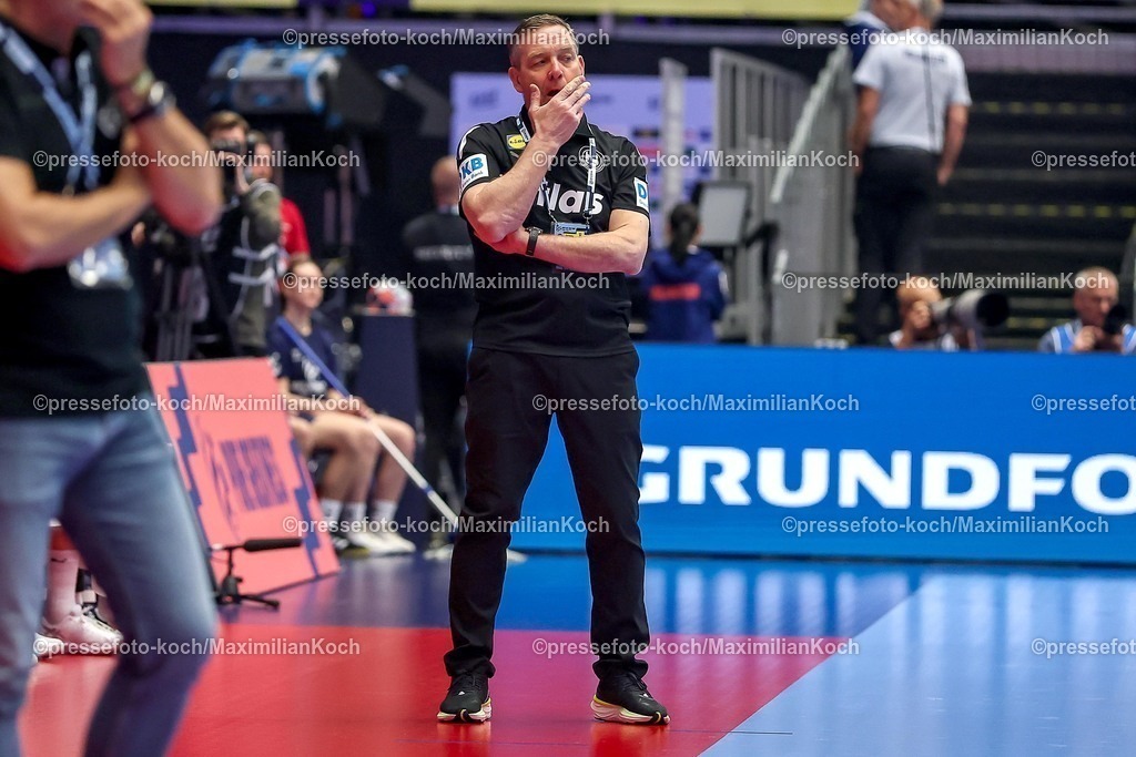 EHF22012601023 | 22.01.2026, Handball, Men's EHF EURO 2026, Deutschland - Portugal, Jyske Bank Boxen in Herning, Dänemark, Main Round: Headcoach Alfred Gislason (Germany #hc) gestikulierend am Spielfeldrand  