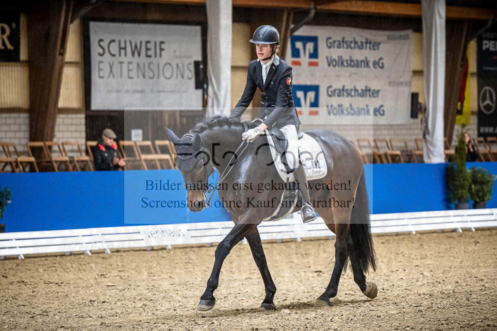 DOS_1688 | Entdecke hochwertige Reitturnierfotos von Foto Oger. Professionell, emotional und authentisch – jetzt Lieblingsmomente im Shop bestellen.Deutschlandweite Turnierfotografie. - Realisiert mit Pictrs.com