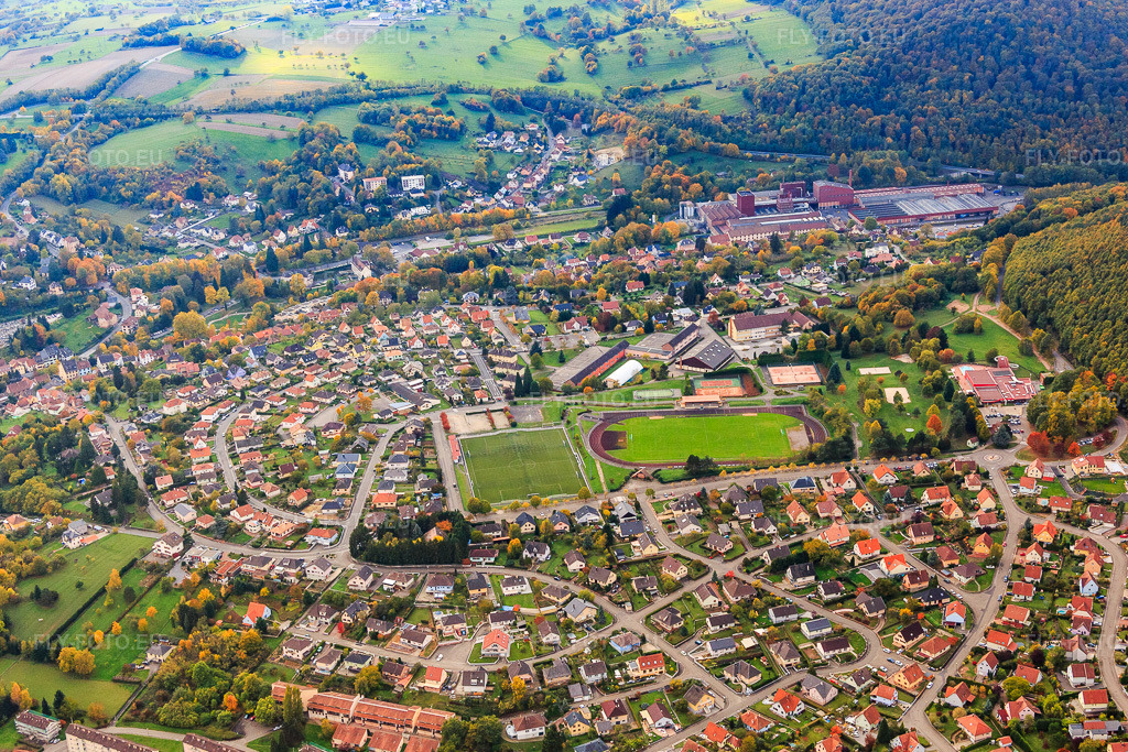Vue aérienne: Stade Paul Weber, Collège Charles Munch et Groupe scolaire Hans Haug à Niederbronn-les-Bains dans le département Bas Rhin, France – .Photo: IMG_084704.jpg prise le 23/10/2015 par Werner Riehm/FLY-FOTO.eu – Résolution de l'original: 5253 x 3502 px – U.S. NIEDERBRONN LES BAINS | \xc3\x89preuves | F\xc3\xa9d\xc3\xa9ration Fran\xc3\xa7aise de Football (FFF)