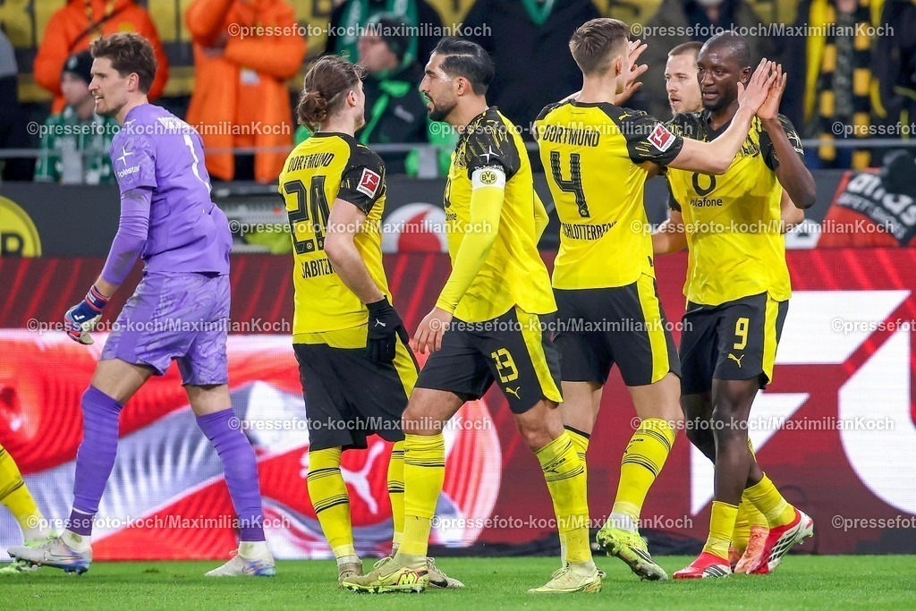 BVB13012601086 | 13.01.2026, Fußball, Borussia Dortmund - SV Werder Bremen,, 1. Fußball Bundesliga, 17. Spieltag, Signal Iduna Park, Saison 2025 2026: Torjubel nach dem Tor zum 3:0 durch Torschütze Serhou Guirassy (BVB #09)  zusammen mit Nico Schlotterbeck (BVB #04) Marcel Sabitzer (BVB #20)   DFB regulations prohibit any use of photographs as image sequences and or quasi-video.