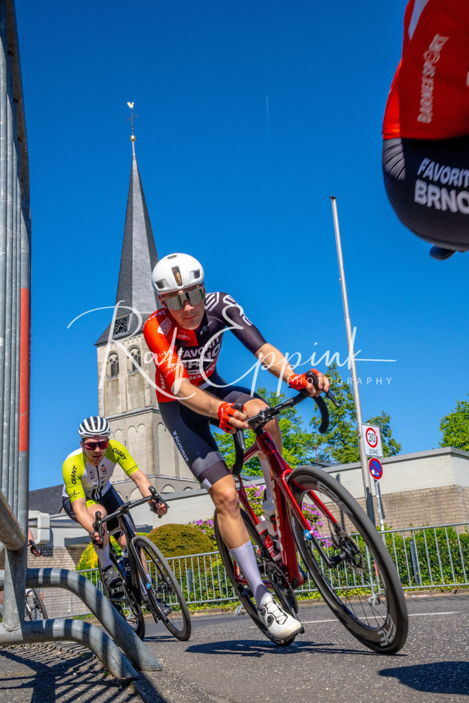 Spurt in den Mai 2026 - Großer Preis der Sparkasse Neuss | Annual one-day road cycling race "Großer Preis der Sparkasse Neuss" held in Büttgen, Germany, organized by VfR Büttgen 1912 e.V. The event features multiple races across all age categories from U11 youth to Elite men. - Realisiert mit Pictrs.com