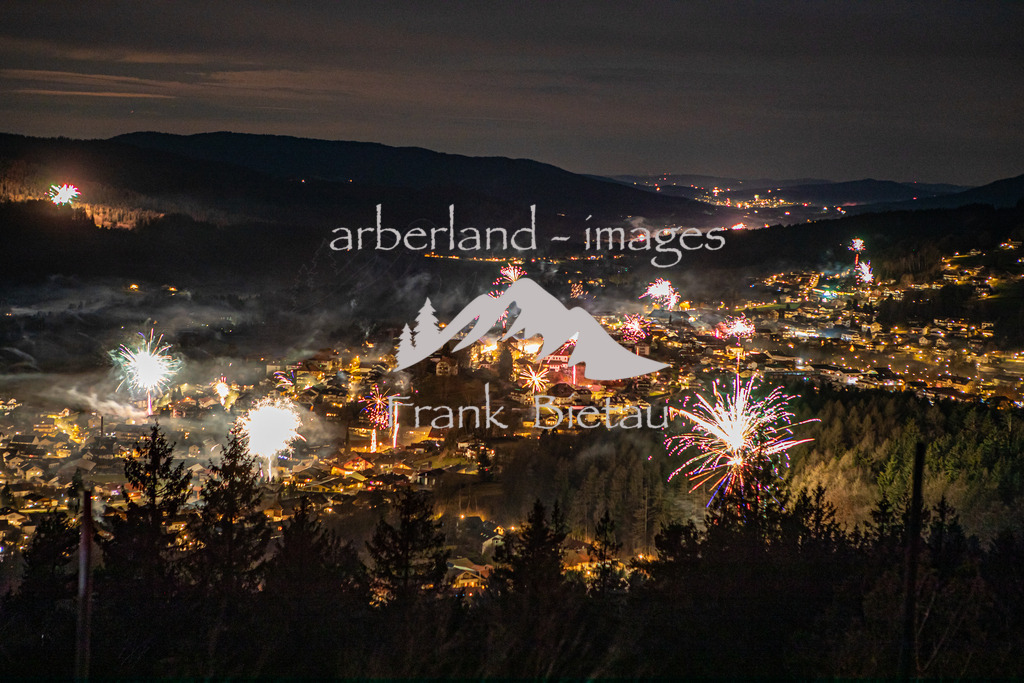 OE7A7168 | vom Silberberg ein Blick über Bodenmais in der Sylvesternacht 2022, ein beliebter Treffpunkt für Einheimische und Urlauber