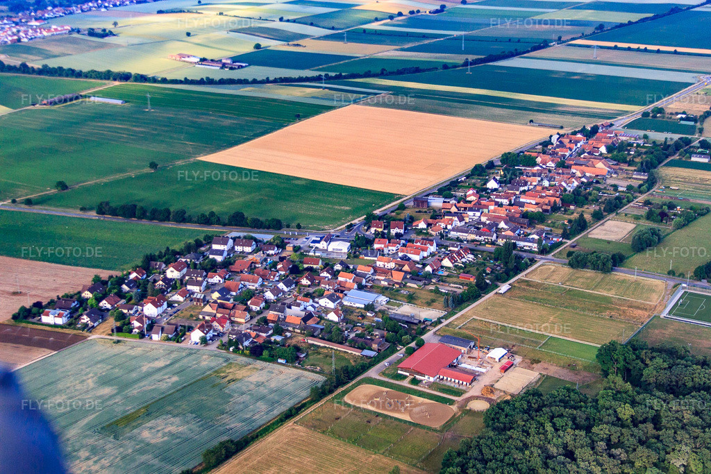 Luftbild: Dorfansicht aus Nordosten im Ortsteil Minderslachen in Kandel im Bundesland Rheinland-Pfalz in Deutschland. Foto: IMG_67953.jpg vom 14.06.2014 durch Werner Riehm/FLY-FOTO.de