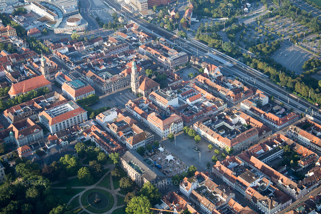 Luftbild: Rathauses der Stadtverwaltung am Marktplatz der Innenstadt im Ortsteil Markgrafenstadt in Erlangen im Bundesland Bayern in Deutschland. Foto: IMG_092615.jpg vom 07.08.2016 durch Werner Riehm/FLY-FOTO.de