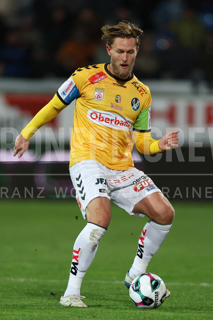 TSV Egger Glas Hartberg vs SV Oberbank Ried – Austrian Bundesliga Match | The image shows Oliver Steurer (Ried) with ball, at the Bundesliga match TSV Hartberg vs SV Ried at Profertil Arena Hartberg. 22.11.2025