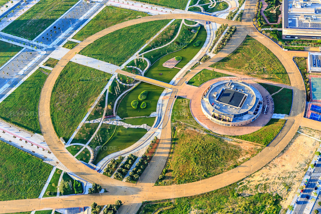 Luftbild: Research and Development Park Dehesa de Valme ,  Ciudad del Conocimiento am Park Lago de la Vida in Dos Hermanas im Bundesland Sevilla in Spanien. Foto: IMG_145686.jpg vom 22.04.2025 durch Werner Riehm/FLY-FOTO.deS.A.MIT