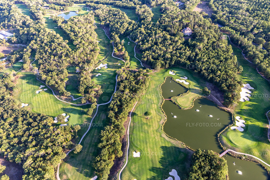 Aerial view: Terre Blanche Resort in Tourrettes in the state Var, France.Photo: IMG_129412.jpg taken on 09/18/2021 by Werner Riehm/FLY-FOTO.comResolution of the original: 5472 x 3648 px